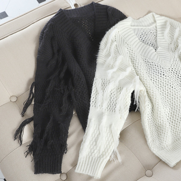 Pulover de damă cu decolteu în V alb-negru