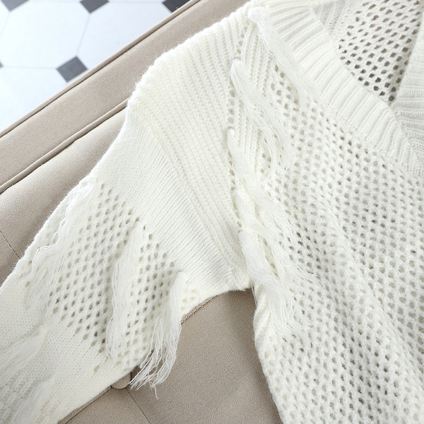 Pulover de damă cu decolteu în V alb-negru