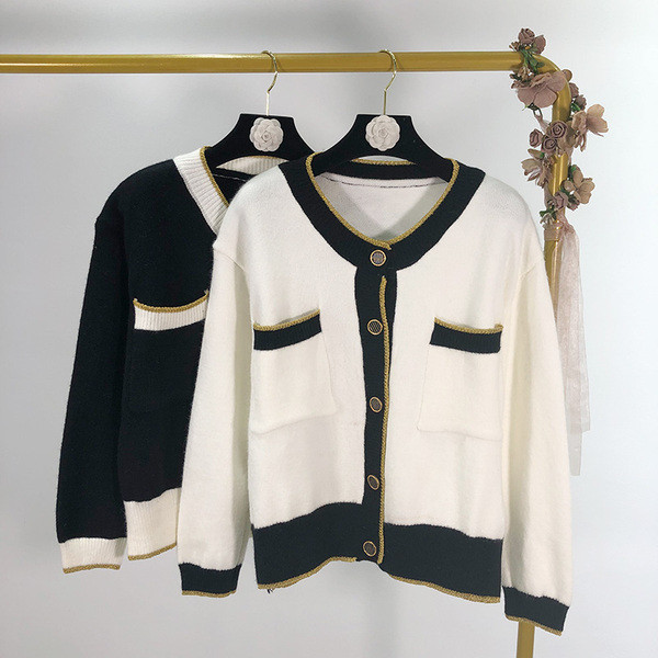 Rövid női mellény fehér és fekete színben, gombokkal és zsebekkel