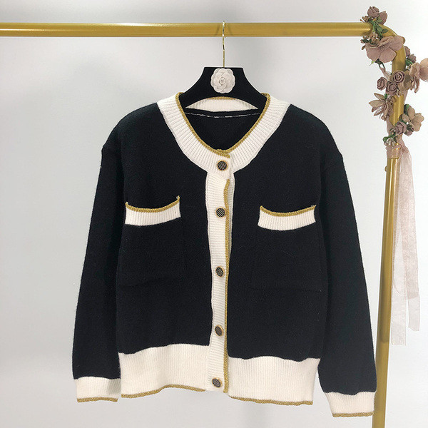 Rövid női mellény fehér és fekete színben, gombokkal és zsebekkel