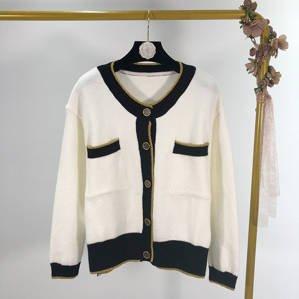 Rövid női mellény fehér és fekete színben, gombokkal és zsebekkel