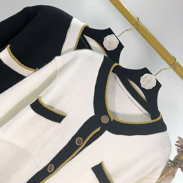 Rövid női mellény fehér és fekete színben, gombokkal és zsebekkel