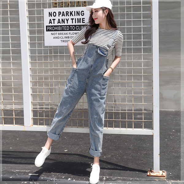 Μοντέρνα  γυναικεία ολόσωμη  φόρμα  τζιν σε μπλε χρώμα