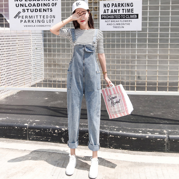 Μοντέρνα  γυναικεία ολόσωμη  φόρμα  τζιν σε μπλε χρώμα