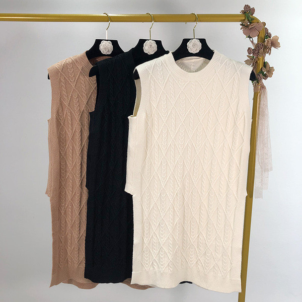 Vékony kötésből készült hosszú női mellény, oldalsó hasítékokkal, három színben