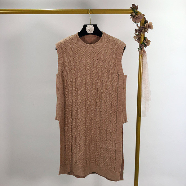 Vékony kötésből készült hosszú női mellény, oldalsó hasítékokkal, három színben