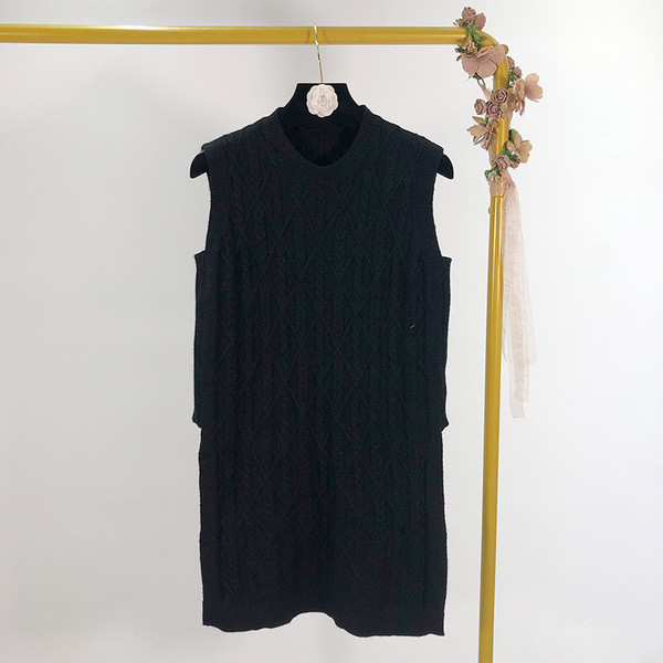 Vékony kötésből készült hosszú női mellény, oldalsó hasítékokkal, három színben