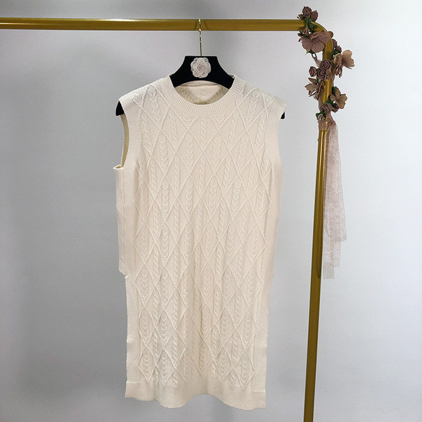 Vékony kötésből készült hosszú női mellény, oldalsó hasítékokkal, három színben