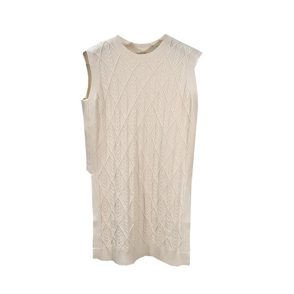 Vékony kötésből készült hosszú női mellény, oldalsó hasítékokkal, három színben