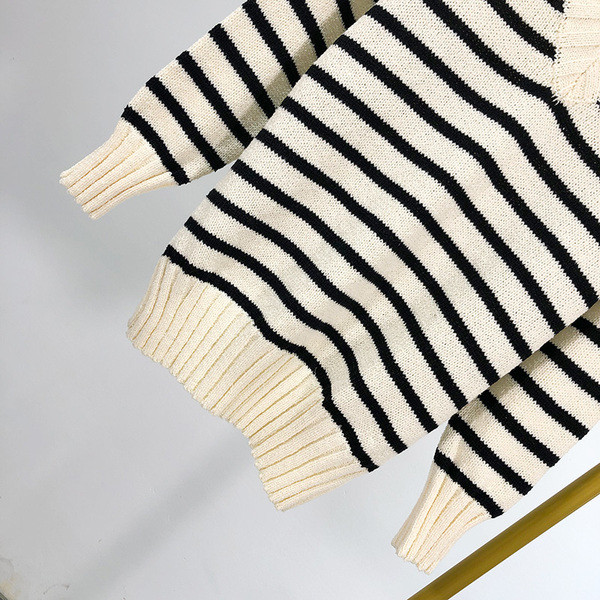 Csíkos alkalmi női pulóver spitz nyakkivágással és hosszú ujjakkal