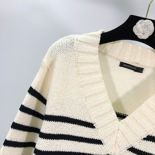 Csíkos alkalmi női pulóver spitz nyakkivágással és hosszú ujjakkal