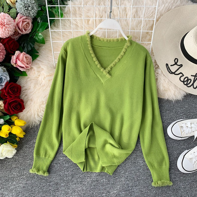 Μοντέρνο  γυναικείο πουλόβερ με V-λαιμό σε διάφορα χρώματα
