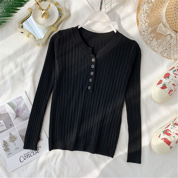 Pulover de dama cu nasturi si decolteu O