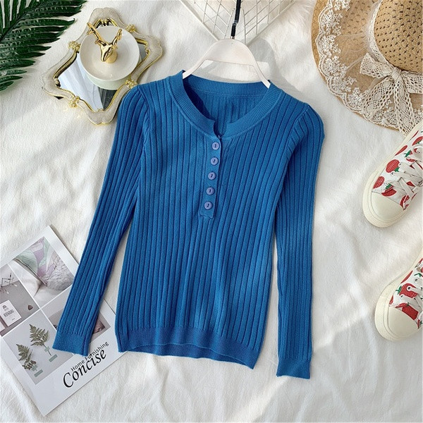 Pulover de dama cu nasturi si decolteu O