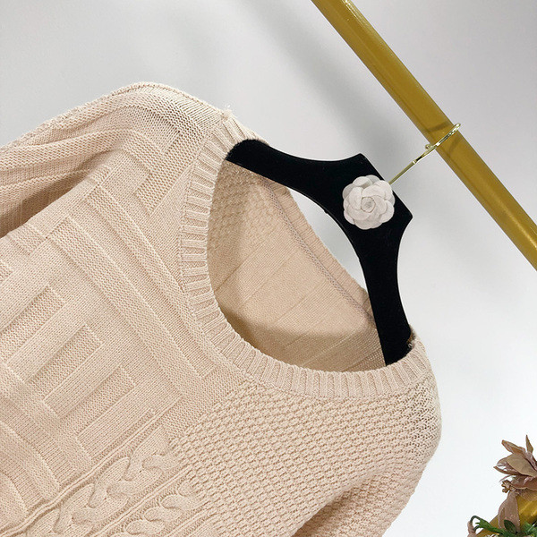 Μοντέρνο πουλόβερ γυναικών με μακριά μανίκια με μπεζ μανίκι