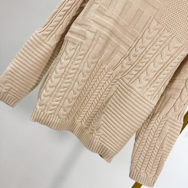 Μοντέρνο πουλόβερ γυναικών με μακριά μανίκια με μπεζ μανίκι