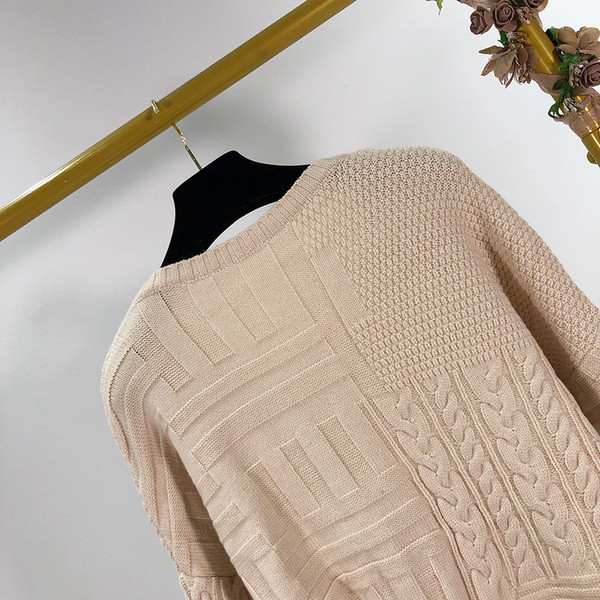 Μοντέρνο πουλόβερ γυναικών με μακριά μανίκια με μπεζ μανίκι