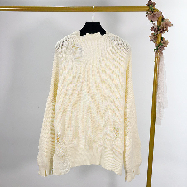 Μοντέρνο γυναικείο  πουλόβερ  με σχισμένα μοτίβα - ευρύ μοντέλο