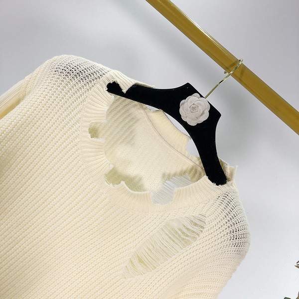 Μοντέρνο γυναικείο  πουλόβερ  με σχισμένα μοτίβα - ευρύ μοντέλο