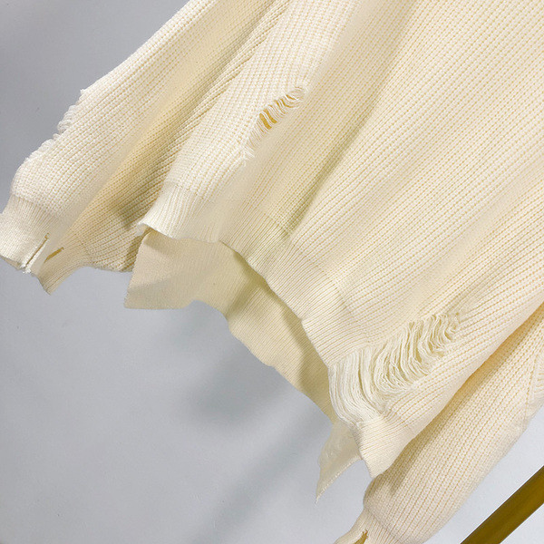 Μοντέρνο γυναικείο  πουλόβερ  με σχισμένα μοτίβα - ευρύ μοντέλο