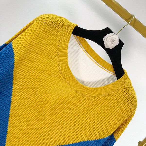 Női modern hosszú pulóver ovális nyakkivágással - széles modell