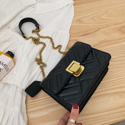 Κομψή γυναικεία τσάντα με μεταλλική στερέωση σε διάφορα χρώματα