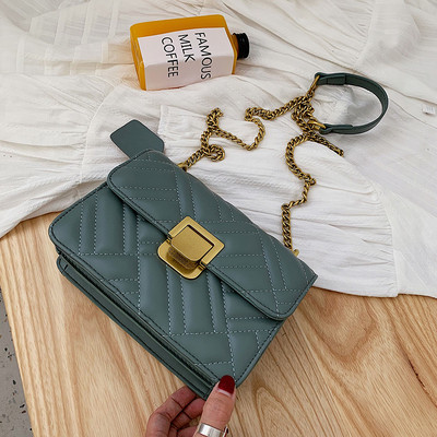 Κομψή γυναικεία τσάντα με μεταλλική στερέωση σε διάφορα χρώματα