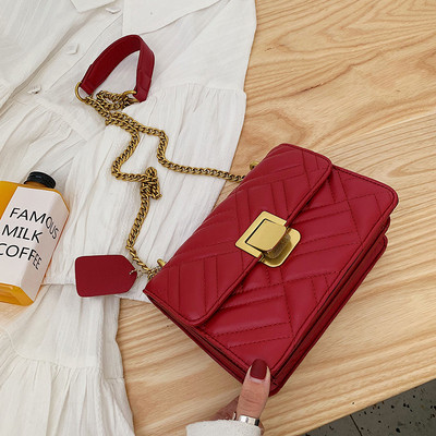 Κομψή γυναικεία τσάντα με μεταλλική στερέωση σε διάφορα χρώματα