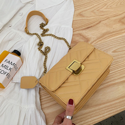 Κομψή γυναικεία τσάντα με μεταλλική στερέωση σε διάφορα χρώματα