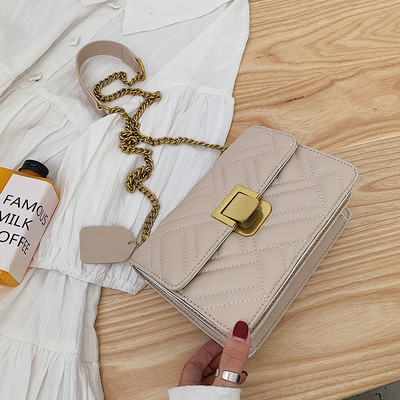 Κομψή γυναικεία τσάντα με μεταλλική στερέωση σε διάφορα χρώματα