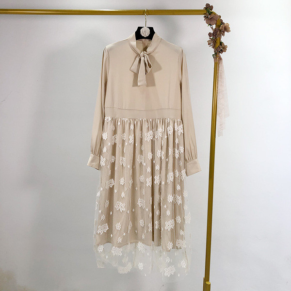 Γυναικείο  μακρύ φόρεμα με τούλι και δαντέλα σε μπεζ χρώμα