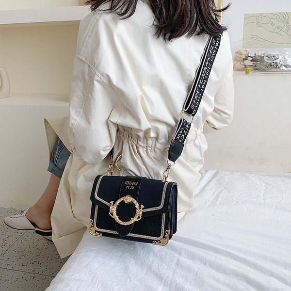 Modern női táska fém díszítéssel, három színben