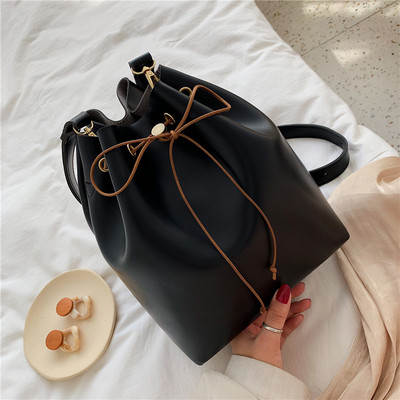 Μοντέρνα γυναικεία έκο  δερμάτινη τσάντα με μακριά λαβή