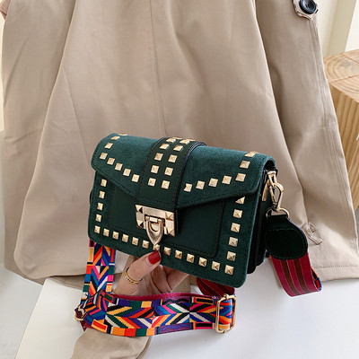 Κομψή γυναικεία τσάντα με μεταλλική διακόσμηση