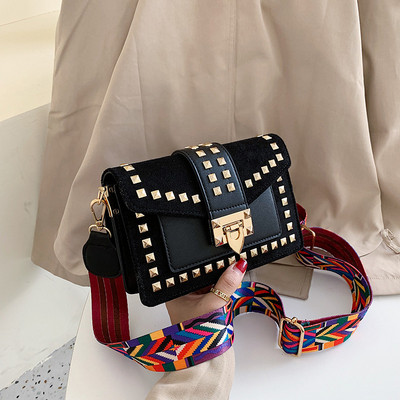 Κομψή γυναικεία τσάντα με μεταλλική διακόσμηση