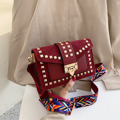 Κομψή γυναικεία τσάντα με μεταλλική διακόσμηση