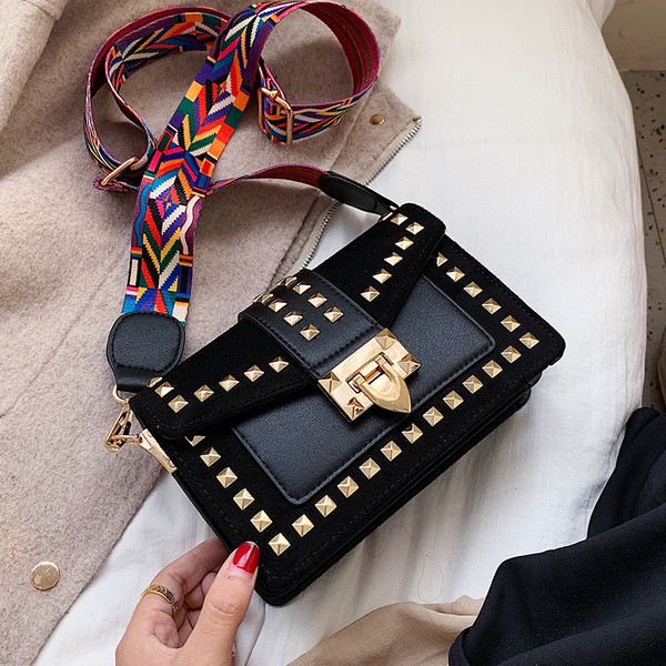 Κομψή γυναικεία τσάντα με μεταλλική διακόσμηση