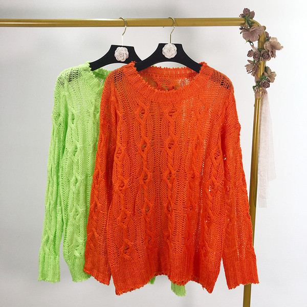 Λεπτό γυναικείο πουλόβερμε  ντεκολτέ και μακριά μανίκια σε πράσινο και πορτοκαλί χρώμα