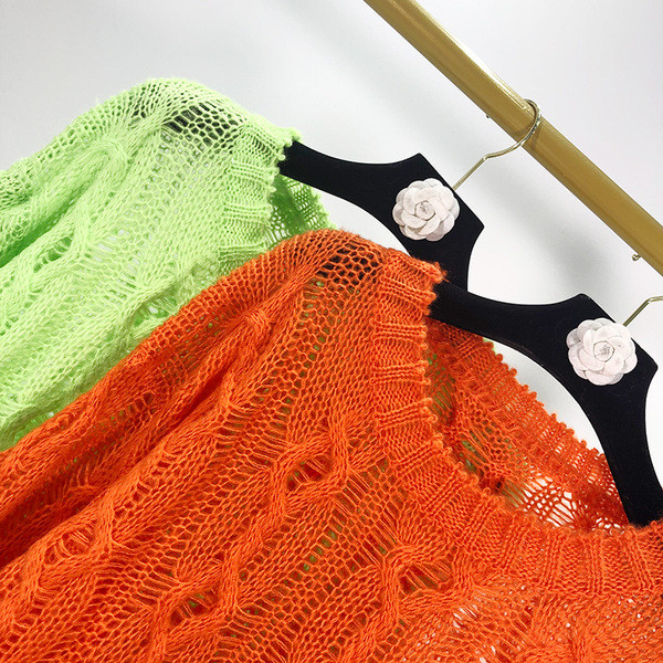 Λεπτό γυναικείο πουλόβερμε  ντεκολτέ και μακριά μανίκια σε πράσινο και πορτοκαλί χρώμα