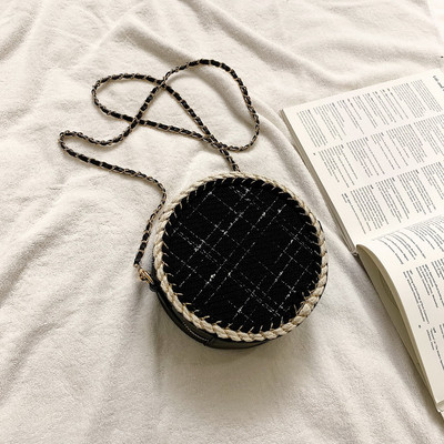 Γυναικεία τσάντα σε στρογγυλό σχήμα σε δύο χρώματα