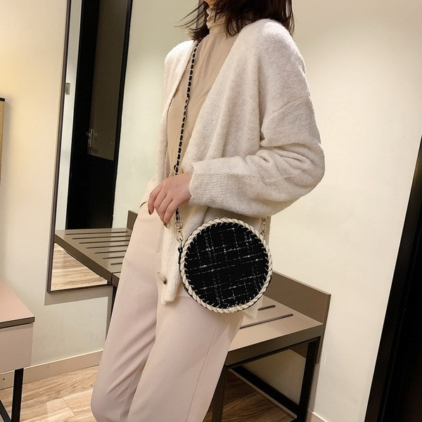 Γυναικεία τσάντα σε στρογγυλό σχήμα σε δύο χρώματα