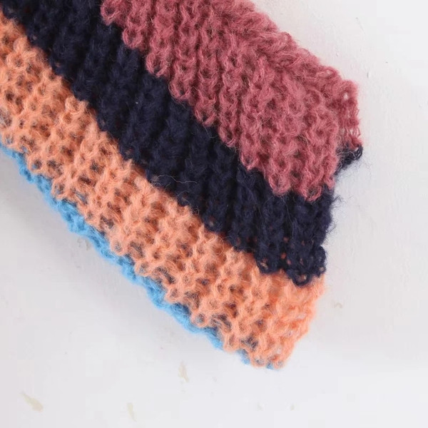 Κορυφαίο γυναικείο πουλόβερ - ντεκολτέ με γκρι και κόκκινο χρώμα