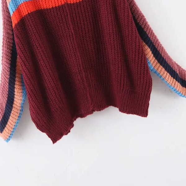 Κορυφαίο γυναικείο πουλόβερ - ντεκολτέ με γκρι και κόκκινο χρώμα