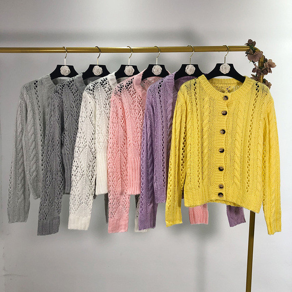 Cardigan de dama subtire in doua modele cu decolteu oval si nasturi in mai multe culori