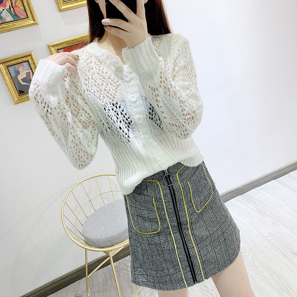 Cardigan de dama subtire in doua modele cu decolteu oval si nasturi in mai multe culori