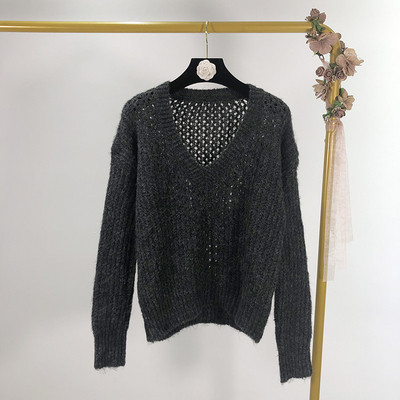 Pulover subțire de damă cu decolteu spitz în gri și negru