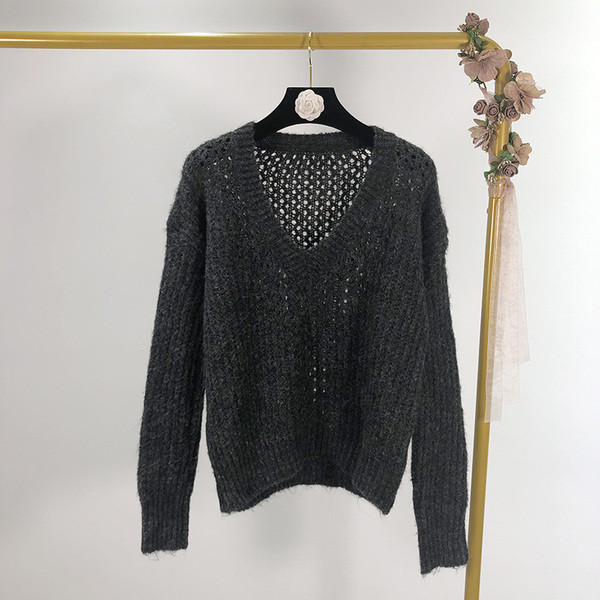 Pulover subțire de damă cu decolteu spitz în gri și negru