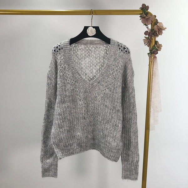 Pulover subțire de damă cu decolteu spitz în gri și negru