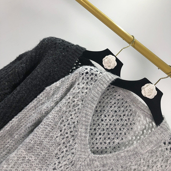 Pulover subțire de damă cu decolteu spitz în gri și negru