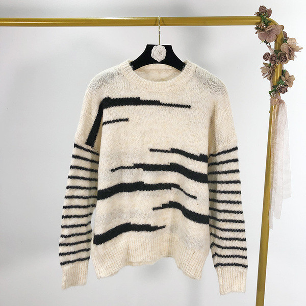 Γυναικείο  πουλόβερ με ωοειδές λαιμόκοκκο και ριγέ μανίκια